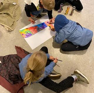 FDF børn ligger på gulvet og tegner