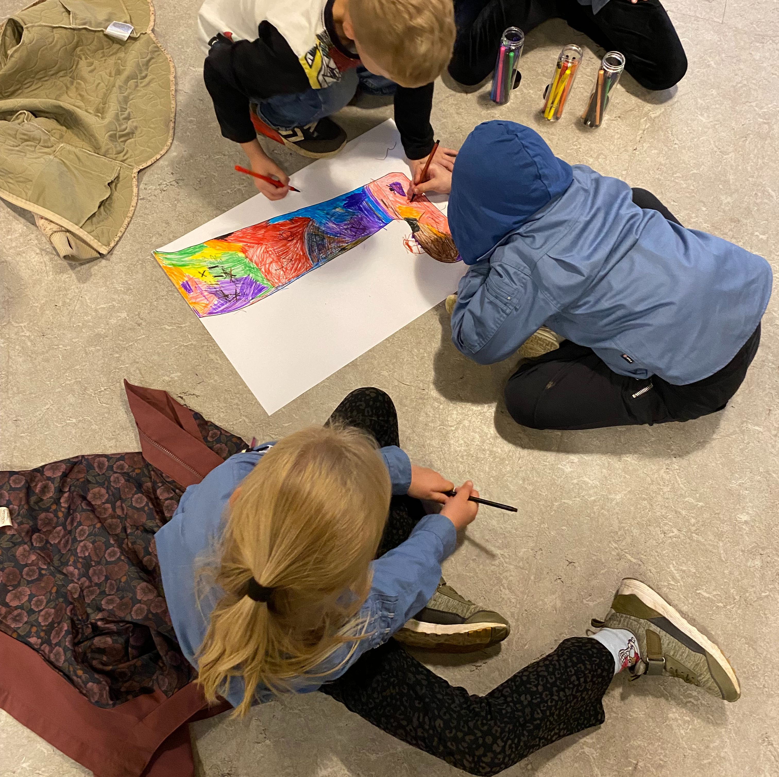 FDF børn ligger på gulvet og tegner