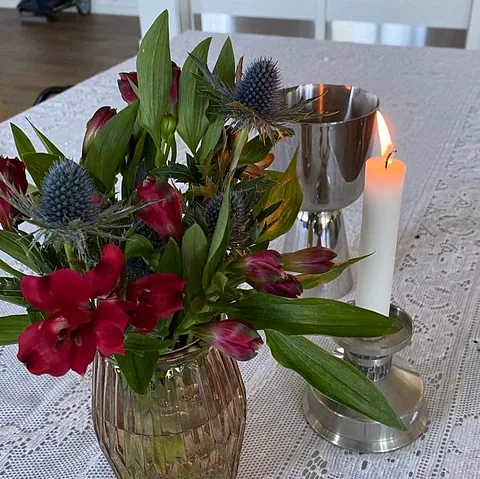 Blomster og lys på et bord