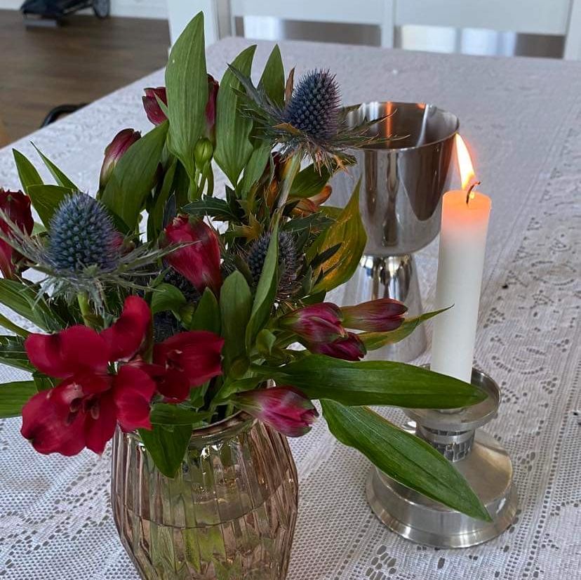 Blomster og lys på et bord