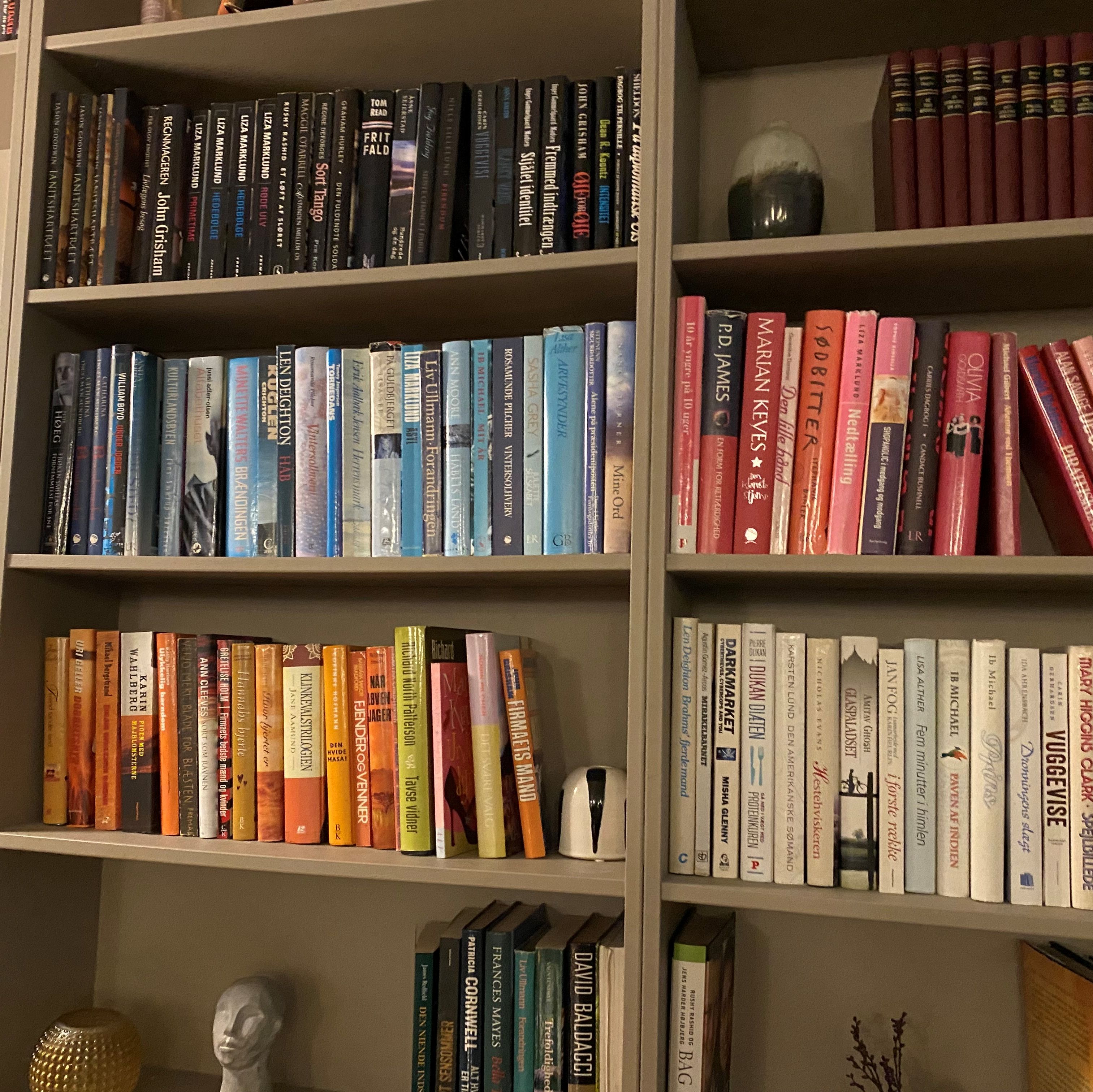 Reol med mange bøger