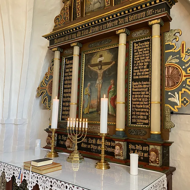 Sønder Tranders Kirke, alter med lys