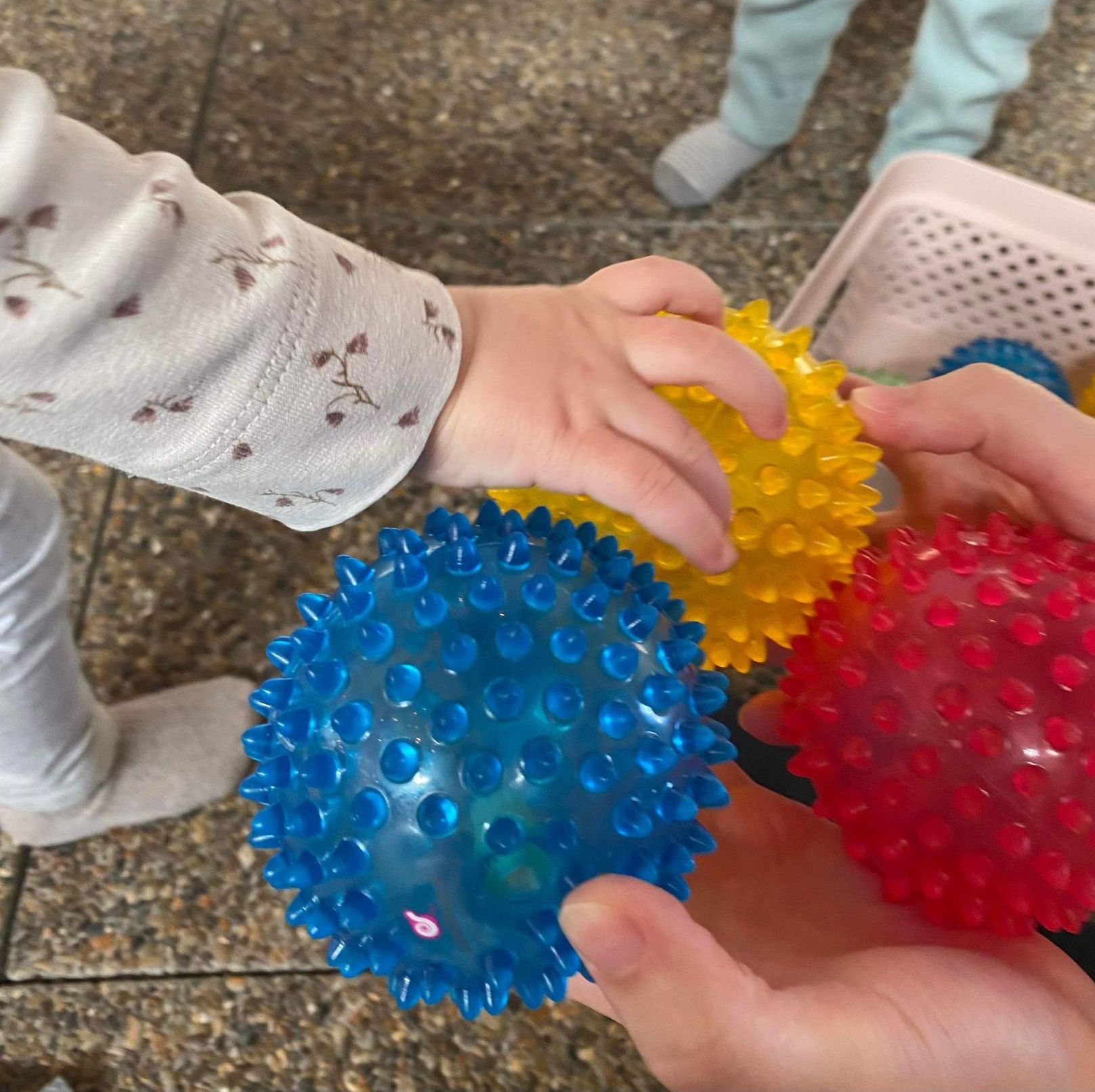 Sansebolde og børnehænder