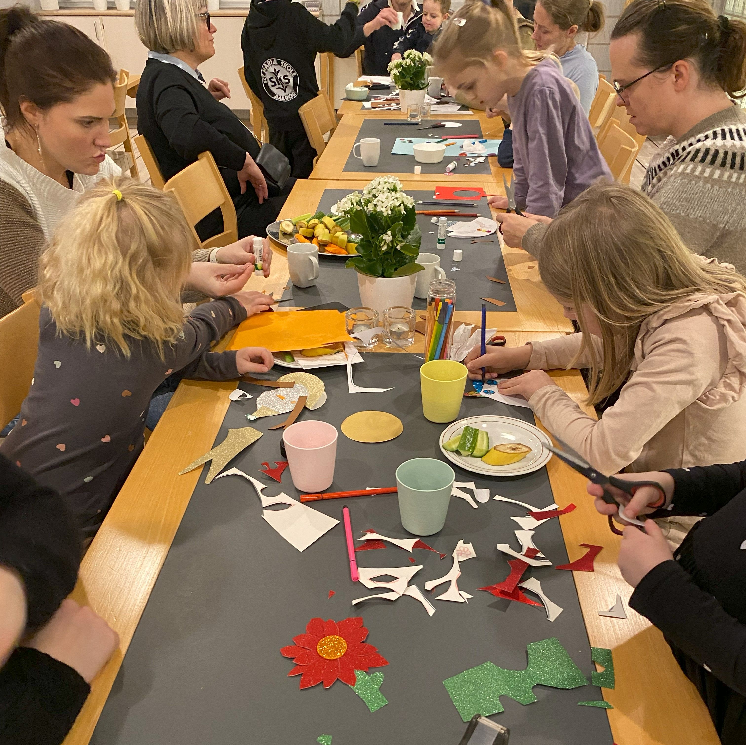Børn og familie laver kreative aktiviteter