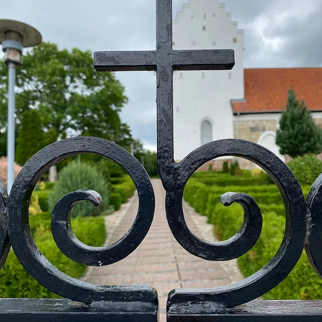 Indgangslåge til kirkegården ved Sønder Tranders Kirke